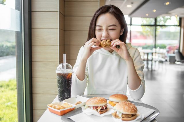 4. Ăn thức ăn nhanh: Chuyên gia dinh dưỡng Hannah Byrne cho hay: “Thức ăn nhanh có nhiều chất béo bão hòa và ít chất béo không bão hòa. Ăn nhiều chất béo bão hòa có thể gây viêm trong cơ thể, do đó làm suy yếu chức năng miễn dịch”.