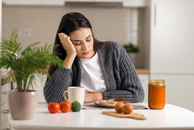 6. Không ăn đủ calo: Việc ăn không đủ lượng calo có thể gây ra hậu quả nghiêm trọng cho sức khỏe miễn dịch. Nếu chúng ta không cung cấp đủ chất dinh dưỡng cho cơ thể mỗi ngày, chúng ta sẽ không thể có hệ miễn dịch khỏe mạnh và mạnh mẽ. Nguồn: ST.