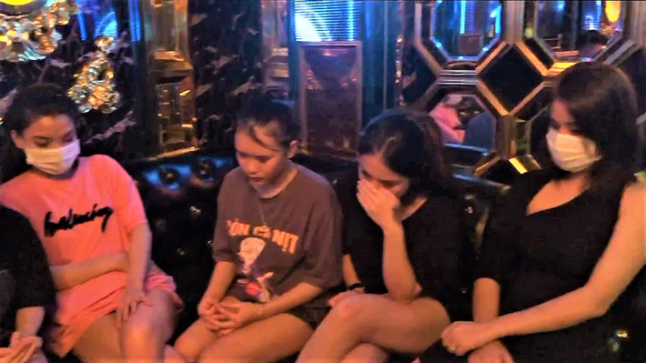 13 người trong quán karaoke dương tính với ma túy: Rạng sáng 11/7, Công an TP Vĩnh Yên, tỉnh Vĩnh Phúc kiểm tra quán karaoke Focus KTV thuộc tổ hợp khách sạn Westlake ở phường Tích Sơn, TP Vĩnh Yên. Cảnh sát phát hiện 14 người ở độ tuổi 17-27 có biểu hiện sử dụng trái phép chất ma túy. Kiểm tra nhanh, 13 người trong nhóm này dương tính với chất cấm.