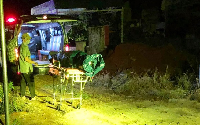 Cô gái tử vong trong tình trạng lõa thể bên suối: Chiều 11/7, công an đang điều tra nguyên nhân một thi thể nữ tử vong trong tình trạng lõa thể ở khu vực suối Ea Nuôl (huyện Buôn Đôn, Đắk Lắk). Trước đó, chiều 10/7, người dân đi hái măng đã phát hiện thi thể nữ giới trong tình trạng không mặc quần áo nên trình báo cơ quan chức năng. (Ảnh: Zing)