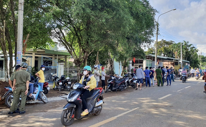Chưa xác định có người thứ 3 vụ hai mẹ con tử vong với vết cắt ở cổ: Liên quan vụ án 2 mẹ con giáo viên tử vong với vết cắt trên cổ, Đại tá Bùi Văn Thảo, Giám đốc Công an tỉnh Bà Rịa – Vũng Tàu cho biết, qua công tác khám nghiệm hiện trường chưa xác định có người thứ ba trong vụ án này. Khoảng 8h30 sáng 10/7, người thân phát hiện chị T. (49 tuổi, xã Nghĩa Thành, huyện Châu Đức) được phát hiện tử vong trên vũng máu, con trai chị T. 18 tuổi tử vong trên giường, có vết cắt ở cổ, cạnh có con dao dính máu.