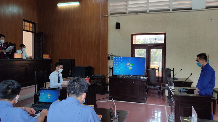 Chủ tọa phiên tòa nhận định, hành vi của bị cáo Đào Duy Tùng khi đi từ vùng dịch COVID-19 nhập cảnh trái phép từ Lào về Việt Nam, thời điểm này nước Lào đang có dịch bệnh COVID- 19 nhưng không chấp hành các quy định cách ly và khai báo y tế theo quy định của pháp luật, làm lây lan dịch bệnh truyền nhiễm nguy hiểm cho người đủ yếu tố cấu thành tội Làm lây lan dịch bệnh truyền nhiễm nguy hiểm cho người quy định tại điểm c khoản 1 Điều 240 của BLHS.