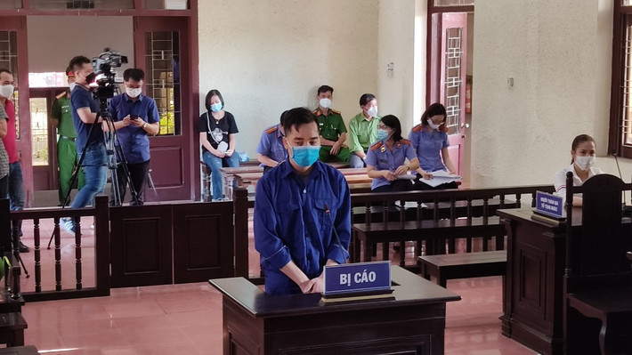 Sáng 16/7, TAND TP Hải Dương, tỉnh Hải Dương đã đưa ra xét xử sơ thẩm vụ án Đào Duy Tùng bị truy tố về tội “Làm lây lan dịch bệnh truyền nhiễm nguy hiểm cho người” quy định tại điểm c khoản 1 Điều 240 của BLHS. HĐXX đã tuyên bị cáo Đào Duy 18 tháng tù. Bị cáo này trước đó đã bị Công an Tp Hải Dương xử phạt hành chính về hành vi xuất nhập cảnh trái phép.