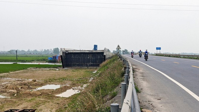 Do khó khăn về mặt bằng, dự án đã không hoàn thành đúng tiến độ. Ngày 12/1/2023, WB đã có ý kiến chính thức về việc không gia hạn hiệp định vay, điều này đồng nghĩa dự án nâng cấp Quốc lộ 9 đã kết thúc thời gian thực hiện. Ảnh: Pháp luật TPHCM.