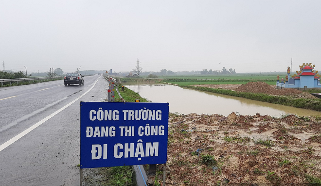 Tuy nhiên, do vướng công tác giải phóng, bàn giao mặt bằng nên đến nay dự án vẫn chưa thể hoàn thành như đúng kỳ hạn được xác định trước đó. Tính đến tháng 12/2022, công tác bàn giao mặt bằng cho dự án mới chỉ đạt 4,5km/13,8km. Ảnh: Dân Việt.