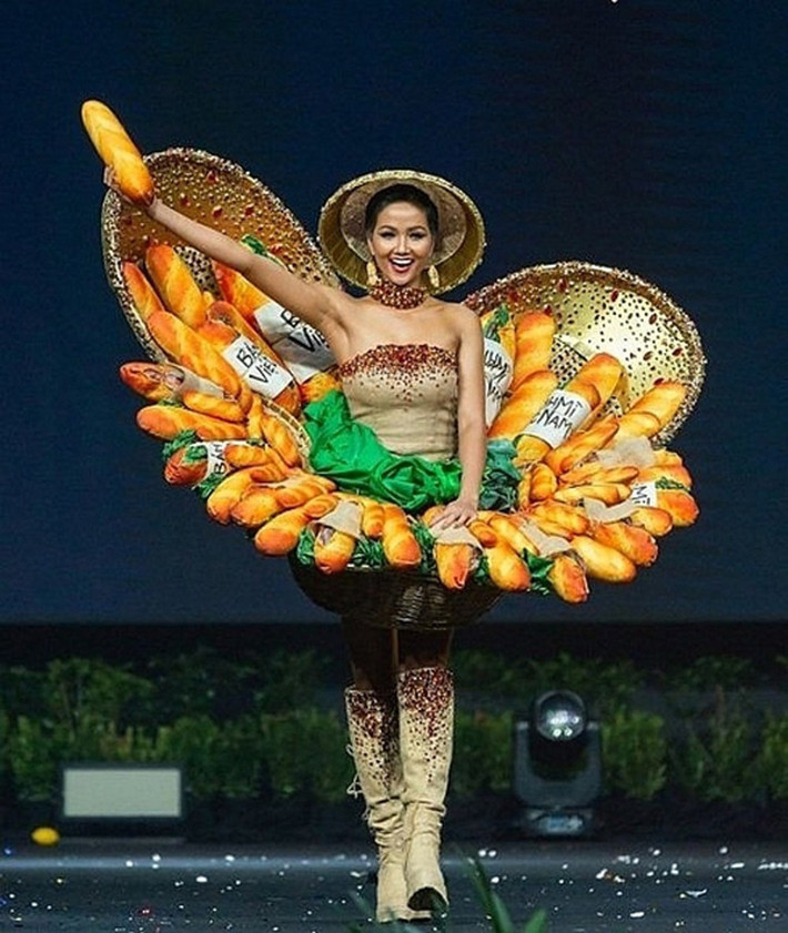 Bộ trang phục Bánh mì giúp đại diện Việt Nam ghi dấu ấn trong lòng bạn bè quốc tế.