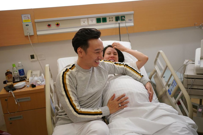 Trước đó, trong thời khắc vượt cạn, Thành Trung đã túc trực bên bà xã, chăm sóc, động viên tinh thần cô.