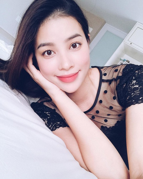 Lục lại những hình ảnh ở thời điểm này sẽ dễ dàng nhận thấy, Phạm Hương đã trông đầy đặn hơn, phần bụng cũng có hơi nhô cao hơn bình thường nhưng nhìn chung vẫn chưa lộ rõ. Người đẹp cũng chăm chỉ diện đồ rộng, tối màu trong thời gian mang thai.