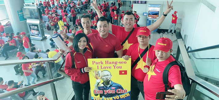 Sáng 10/12, diễn viên Lý Hùng, ca sĩ Phương Thanh cùng hàng trăm cổ động viên đã bay sang Philippines theo dõi trận chung kết.