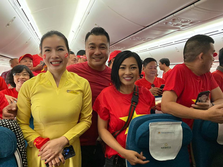 Trên trang cá nhân, ca sĩ Phương Thanh chia sẻ loạt ảnh đoàn người mặc áo cờ đỏ sao vàng cùng tâm trạng đầy hào hứng: "Nhuộm đỏ cả sân bay và máy bay".