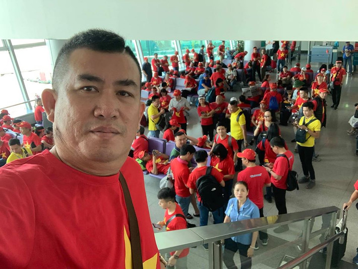 Cùng với Phương Thanh, Lý Hùng, danh hài Nhật Cường cũng đáp chuyến bay sang Philippines theo dõi trận chung kết.