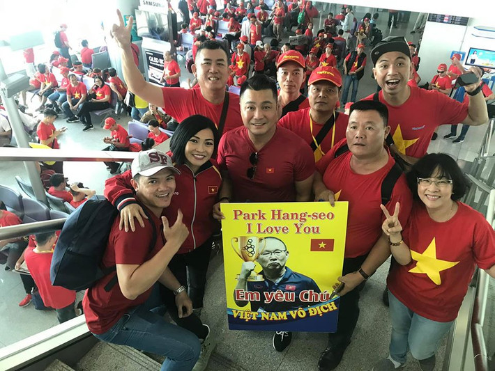 Tối 10/12, trận chung kết môn bóng đá nam SEA Games 30 giữa U22 Việt Nam và U22 Indonesia sẽ diễn ra tại sân Rizal Memorial. Trước giờ bóng lăn, loạt sao Việt đã đáp chuyến bay sang Philippines ủng hộ đội tuyển Việt Nam.