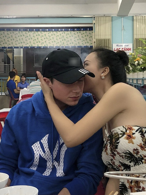 Bộ đôi không ngại thể hiện tình cảm chốn đông người. Hoàng Oanh cho biết ban đầu hai người dự định hưởng tuần trăng mật ở Thái Lan nhưng bận lịch công việc nên không thể sắp xếp. Ông xã Hoàng Oanh đã tôn trọng quyết định của vợ. Cuối cùng, bộ đôi đã quyết định tận hưởng những giây phút ngọt ngào ở Nha Trang.
