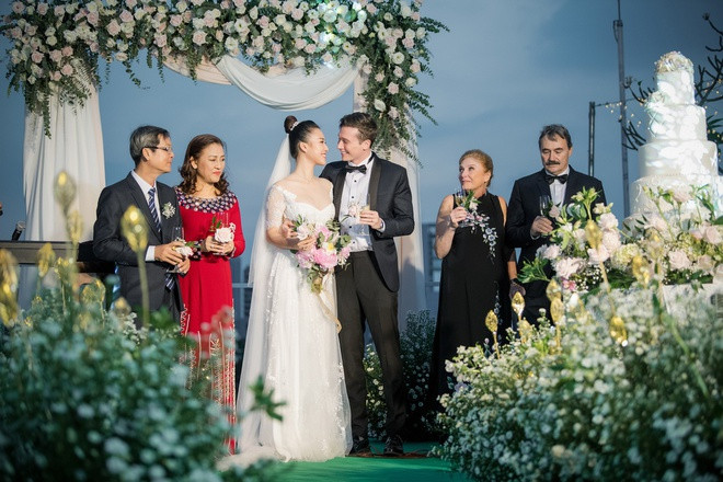 Ông xã của Hoàng Oanh đang làm việc tại Singapore. Nữ MC chia sẻ cô và anh quen nhau trong buổi gặp gỡ của một người bạn. Sau một năm rưỡi theo đuổi, người đàn ông gốc Mỹ mới chinh phục được cô. Diễn viên Tháng năm rực rỡ khen chồng là người bản lĩnh và biết yêu thương gia đình.