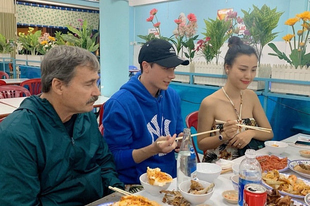 Ngồi cạnh Hoàng Oanh là ông xã người Mỹ. Anh gây chú ý bởi vẻ ngoài điển trai, nam tính. Chồng Hoàng Oanh dành nhiều cử chỉ âu yếm, tình tứ cho nữ MC.