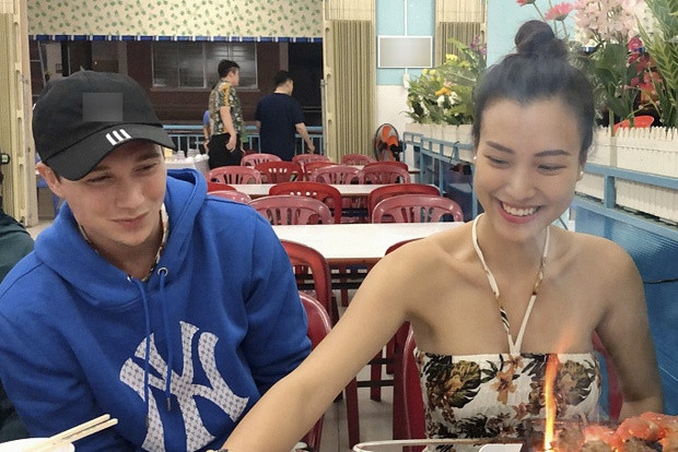Sau tiệc cưới diễn ra vào hôm 1/2, Hoàng Oanh và ông xã người Mỹ cùng tận hưởng tuần trăng mật ở Nha Trang. Trên trang cá nhân, nữ MC liên tục cập nhật những khoảnh khắc ngọt ngào bên chồng khiến nhiều người ngưỡng mộ.