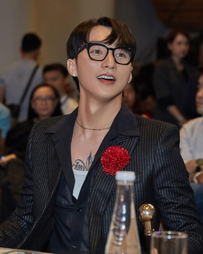 "Tôi cảm thấy vui vì năm qua làm được nhiều thứ không tên và cả những thứ có tên”, nam ca sĩ nói.