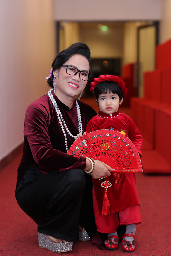 Vượng Râu giả gái chụp ảnh bên con gái nhỏ.