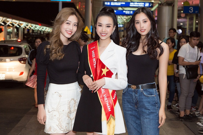 Á hậu Thúy An như vỡ òa trong hạnh phúc bởi sự xuất hiện của Tiểu Vy, Phương Nga.