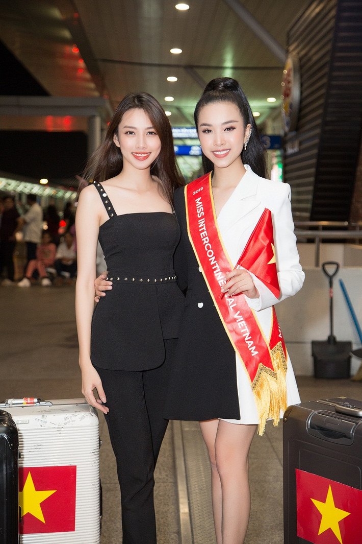 Nàng á hậu toát lên thần thái sang chảnh, vừa mạnh mẽ quyền lực lại quyến rũ khó cưỡng khi khoe khéo đôi chân thon gọn cực phẩm.