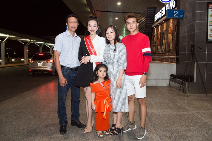 Gia đình Thúy An cũng đến tiễn cô lên đường chinh chiến tại đấu trường nhan sắc quốc tế.