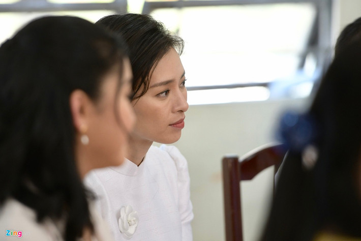 Tham gia cùng bà Obama là diễn viên Ngô Thanh Vân. Cô áo dài trắng để thể hiện sự trang trọng. Diễn viên Hai Phượng bày tỏ vinh dự khi được đồng hành trong chương trình truyền cảm hứng cho các cô gái, hỗ trợ giáo dục trẻ em nữ.