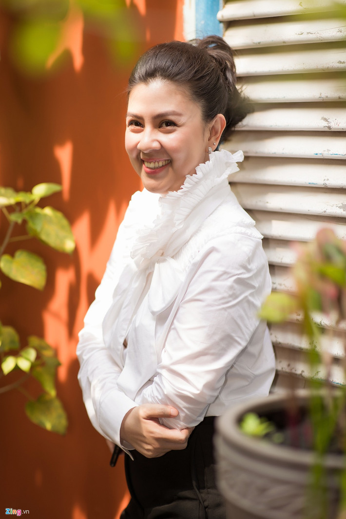 "Tôi phải mặc áo đồng phục của nhà hàng để che đậy việc mình không có đồ đẹp. Tôi điệu làm sao khi mẹ và chị gái mình đều khó khăn. Bạn tin không, hơn 7 năm nay, tôi không sắm được một cái túi đẹp. Tôi cảm giác mình như cô gái chân phèn, mộc mạc", nữ diễn viên nói.