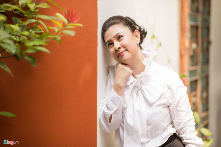 Kim Thư vừa tái xuất sau 7 năm im ắng. Lần đầu, nữ diễn viên trải lòng với Zing.vn về cuộc sống khó khăn, đẫm nước mắt sau khi ly hôn Phước Sang. "Từ nhỏ, cuộc sống của tôi sung sướng lắm. Đến khi biến cố xảy ra, tôi đỡ không nổi. Nặng nề nhất là bước ra khỏi một cuộc hôn nhân nhưng không có tiền", cô kể.