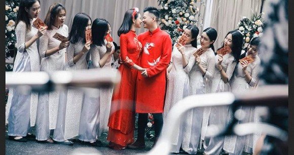 Là diễn viên nhưng Lưu Đê Ly lại bị cư dân mạng chú ý bởi hàng loạt scandal. Đặc biệt trong một thời gian dài, cô bị chỉ trích là "giật chồng", "con giáp thứ 13" phá hoại gia đình của DJ Huy DX. Thậm chí, cặp đôi này còn có con và sống chung bên nhau khi Huy DX chưa ly hôn vợ.