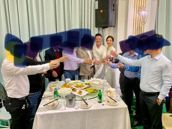 Cặp đôi lựa chọn áo dài trắng đơn giản, lối trang điểm và làm tóc của cô dâu cũng khá nhẹ nhàng cho tiệc cưới này.