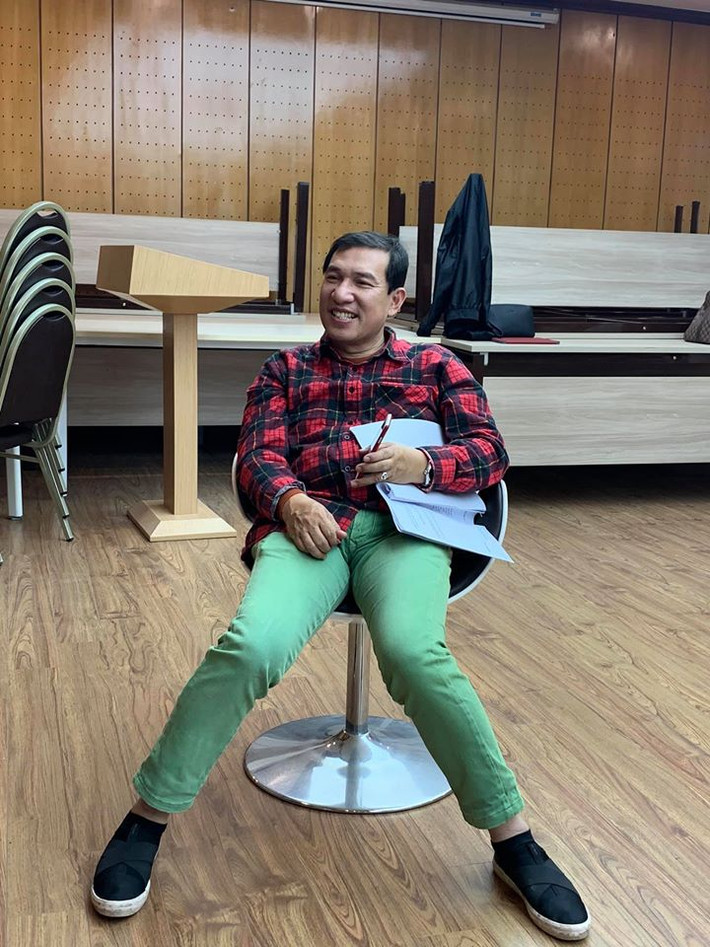 Nghệ sĩ Quang Thắng trong buổi tập. "Táo Kinh tế" bày tỏ, dù tham gia bất cứ chương trình nào các nghệ sĩ cũng cố gắng hết mình để mang đến những chương trình chất lượng.