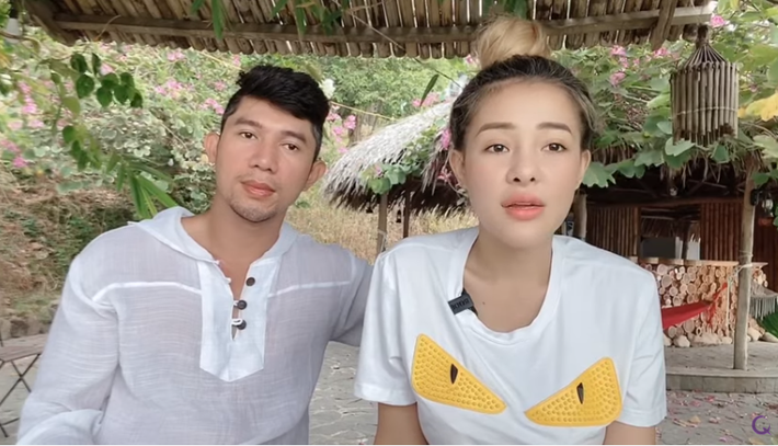 Giữa ồn ào, Ngân 98 đã lên tiếng xác nhận chuyện lộ clip. Trên trang cá nhân, Ngân 98 đăng tải đoạn clip có độ dài hơn 30 phút xuất hiện cùng bạn trai - nhạc sĩ, ca sĩ Lương Bằng Quang, để cùng giải đáp về sự việc.
