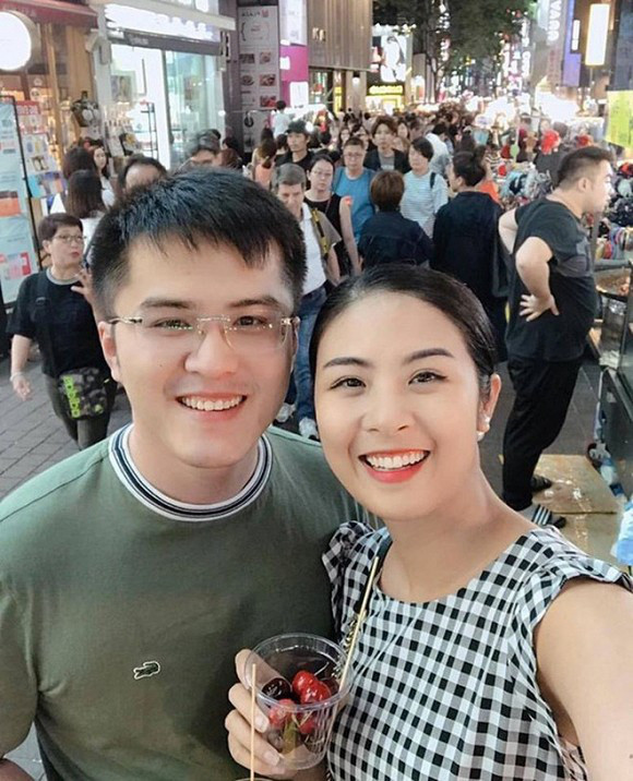 Chàng trai này và Hoa hậu Ngọc Hân được cho là có mối quan hệ yêu đương đã khá lâu năm. Được biết, vị hôn phu của Ngọc Hân hiện làm việc ở Bộ Ngoại giao. Về phía Hoa hậu Việt Nam, cô chưa bao giờ xác nhận chuyện tình cảm.