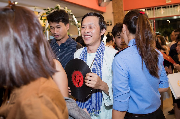 Live show Q2 của Lệ Quyên diễn ra vào tối 20/12 tại Nhà hát Hòa Bình, TP.HCM. Đây là live show kỷ niệm 20 năm ca hát của giọng ca bolero. Dù không có ca sĩ khách mời, song đêm nhạc lại có nhiều nghệ sĩ tham dự với tư cách khán giả. Live show được đạo diễn Việt Tú tiết lộ tốn 30 tỷ đồng cho hai đêm diễn ở TP.HCM và Hà Nội.