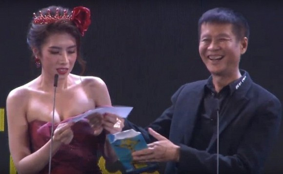 Hoa hậu Du lịch Quốc tế 2019 Dương Yến Nhung vừa gặp sự cố ngượng chín mặt trong đêm trao giải Ngôi sao xanh 2019.