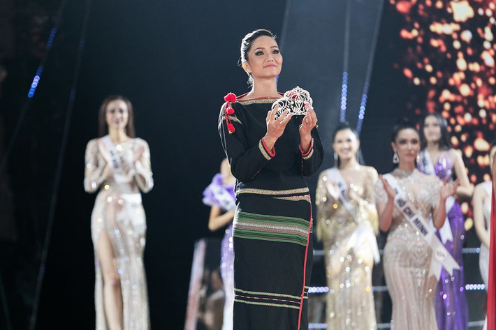 Hơn tất cả, H'hen Niê đã lan tỏa tình yêu thương tới mọi người với những hoạt động cộng đồng ý nghĩa. Cô là người truyền cảm hứng cho các cô gái trẻ theo đuổi giấc mơ hoa hậu.