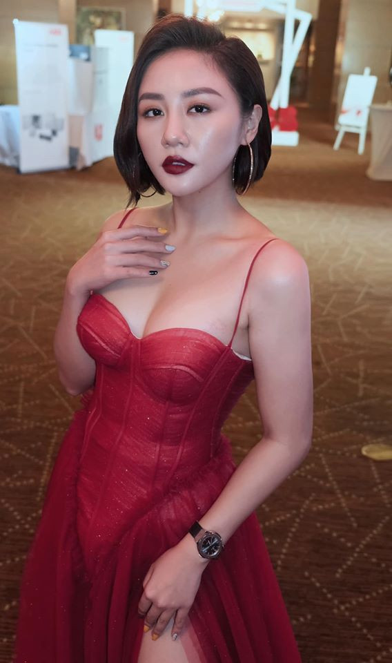 Mới nhất trong cuộc trò chuyện với Phạm Quỳnh Anh, Văn Mai Hương bày tỏ: “Em đỡ hơn rồi, tại hồi sáng em sốc, giờ ổn định rồi. Em cảm ơn chị. Thấy mọi người thương, em cũng xúc động lắm”.