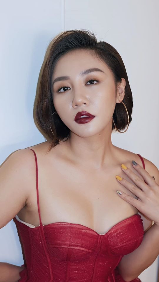Tuy nhiên, trước sự động viên bảo vệ của người thân, đồng nghiệp, nữ ca sĩ đã bình tâm trở lại.