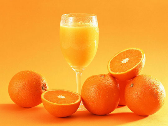 Vitamin C có nhiều trong cam, bưởi, quít, thơm… Mỗi ngày một ly nước cam sẽ là một lựa chọn sáng suốt giúp bạn vượt qua giai đoạn cai nghiện thuốc lá hiệu quả.
