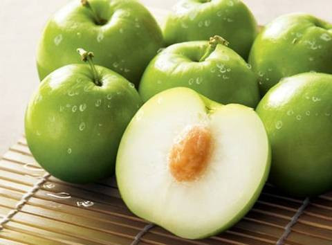 Trong các loại quả tụ nhiên thì táo cũng có chức năng thanh lọc chất độc hại trong cơ thể của mỗi người và đặc biệt là chất độc từ thuốc lá. Bên cạnh đó, vị ngọt của táo cũng có thể khiến người đang cai thuốc bớt cơn thèm thuốc hơn bao giờ hết.