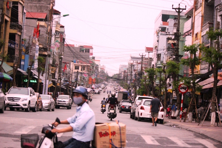 Tuy nhiên, thông tin hàng nghìn cây xanh trên nhiều tuyến phố tại TP Cẩm Phả bị đốn hạ trong những ngày qua đã dấy lên nhiều thông tin trái chiều trong dư luận xã hội. Nhiều ý kiến cho rằng, việc đốn cây khi mùa hạ đến khiến các hộ dân sinh sống và kinh doanh ở mặt đường sẽ phải chịu cảnh nắng nóng, bụi bặm, không khí ngột ngạt ...