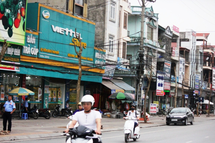 Những con đường phủ bóng cây xanh nay chỉ trơ cột điện với dây chằng nhằng nhịt.
