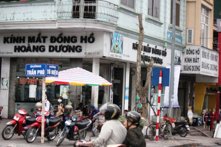 ...Khiến cuộc sống của người dân trở lên ngột ngạt.