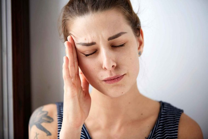 Nhức đầu thường xuyên hơn: Khi bạn ngừng uống cà phê, cơ thể sẽ mất đi lượng lớn adrenaline và dopamine, các hormone đóng vai trò là chất kích thích tự nhiên giữ cho bạn tỉnh táo. Thay vào đó, adenosine, hormone gây mệt mỏi tăng cao khiến bạn bị nhức đầu.