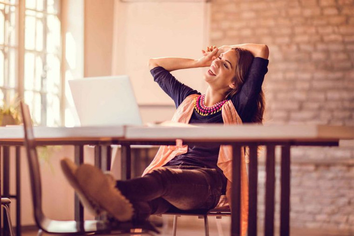 Bình tĩnh hơn: Nếu uống cà phê khiến bạn bồn chồn, mất bình tĩnh, đó là thời điểm bạn nên từ bỏ thức uống này. Caffeine là chất kích thích làm tăng mức độ adrenaline và hormone căng thẳng, do vậy, dừng uống cà phê sẽ làm cho bạn cảm thấy bớt căng thẳng và lo lắng. Ảnh: RD.