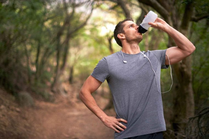 Bạn có thể bị táo bón: Caffeine giữ cho mọi thứ di chuyển qua ruột dễ dàng, đó là lý do tại sao bạn có thể cảm thấy khó đi đại tiện sau khi bạn ngừng uống cà phê. Tuy nhiên có rất nhiều cách để bạn tiêu hóa dễ thương như ăn nhiều chất xơ (có trong ngũ cốc nguyên hạt, rau và đậu) uống nhiều nước và tập thể dục thường xuyên.