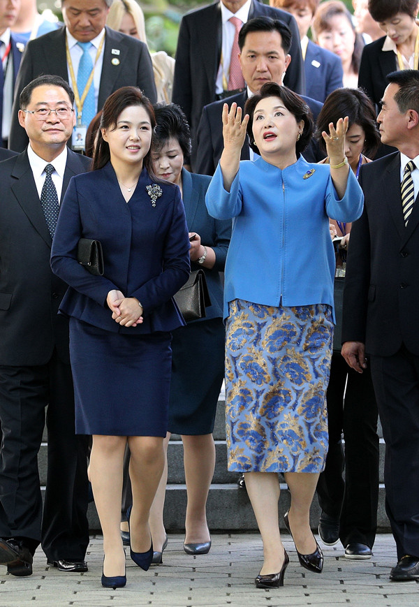 Phu nhân của ông Kim Jong-un được nhận xét tinh tế trong những bộ váy ngắn gọn gàng, kín đáo và trang nhã.