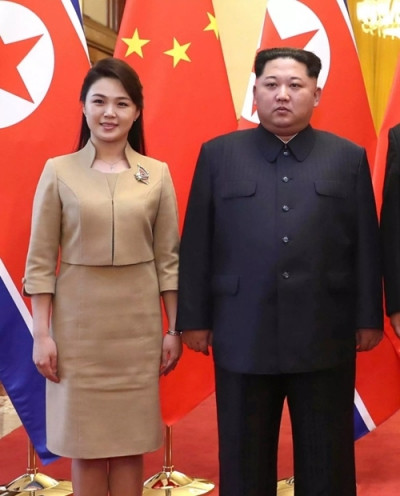 Thời trang của bà Ri Sol-ju vô cùng thanh lịch, phù hợp với vị thế phu nhân của người đứng đầu một quốc gia. Ảnh: Internet.