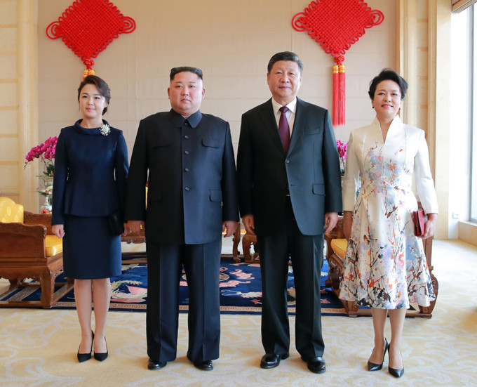 Những bộ âu phục hay váy liền màu sắc nền nã là lựa chọn trang phục thường mặc của phu nhân ông Kim Jong Un.