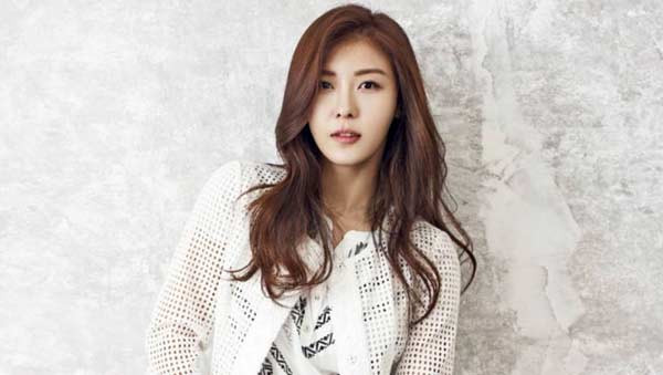 Bật mí về nguyên tắc chăm sóc da, Ha Ji Won cho biết cô thường xuyên dùng nước lạnh để rửa mặt. Việc chỉ dùng nước lạnh không những kích thích lưu thông máu mà còn làm da sáng và lỗ chân lông được thu nhỏ hơn.